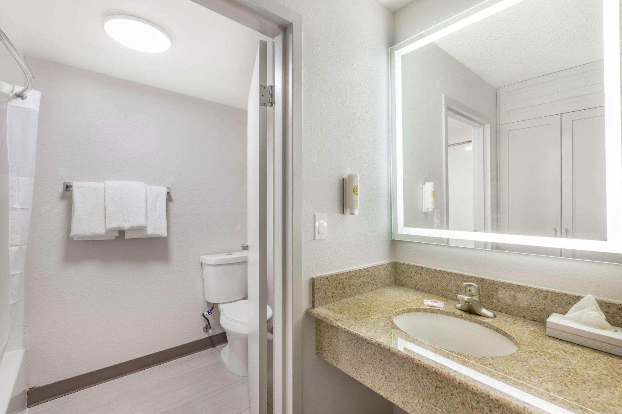 Hotel Comfort & - Buffalo Grove